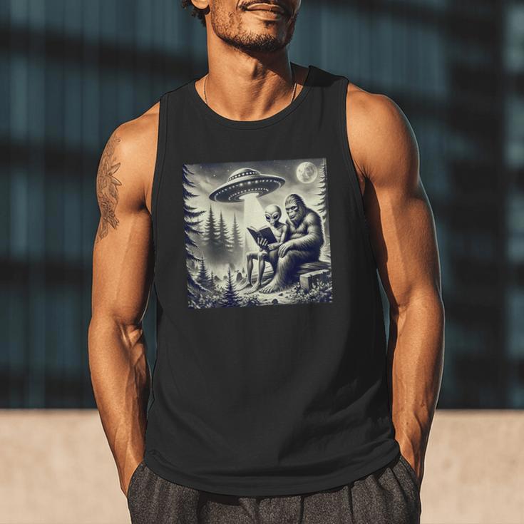 Bigfoot With Alien Reading A Book Bigfoot And UFO Men Tank Top