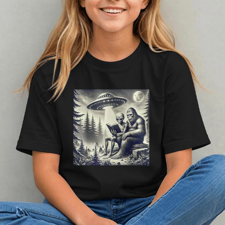Bigfoot With Alien Reading A Book Bigfoot And UFO Graphic Youth