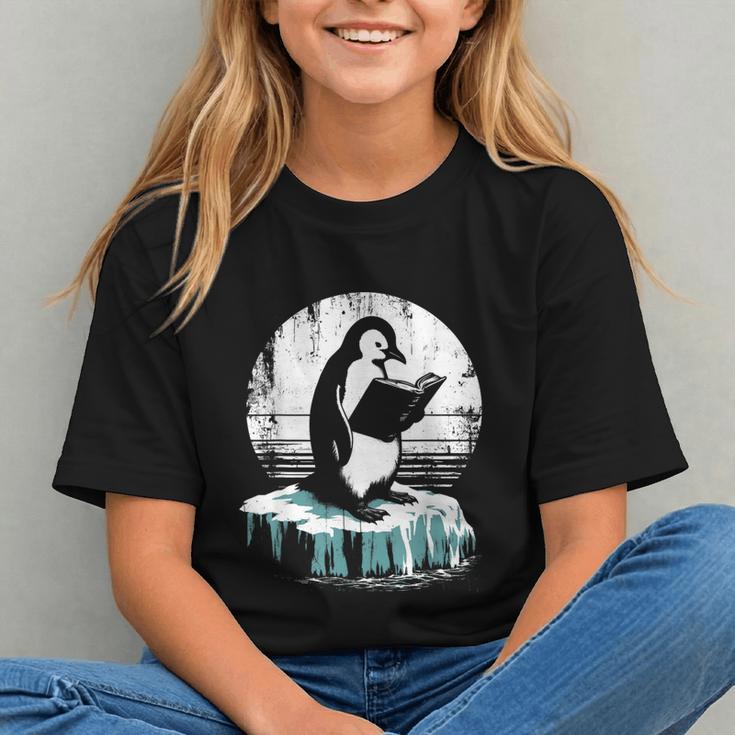 Penguin Reading A Book Vintage Graphic Bookworm Lover Graphic Youth