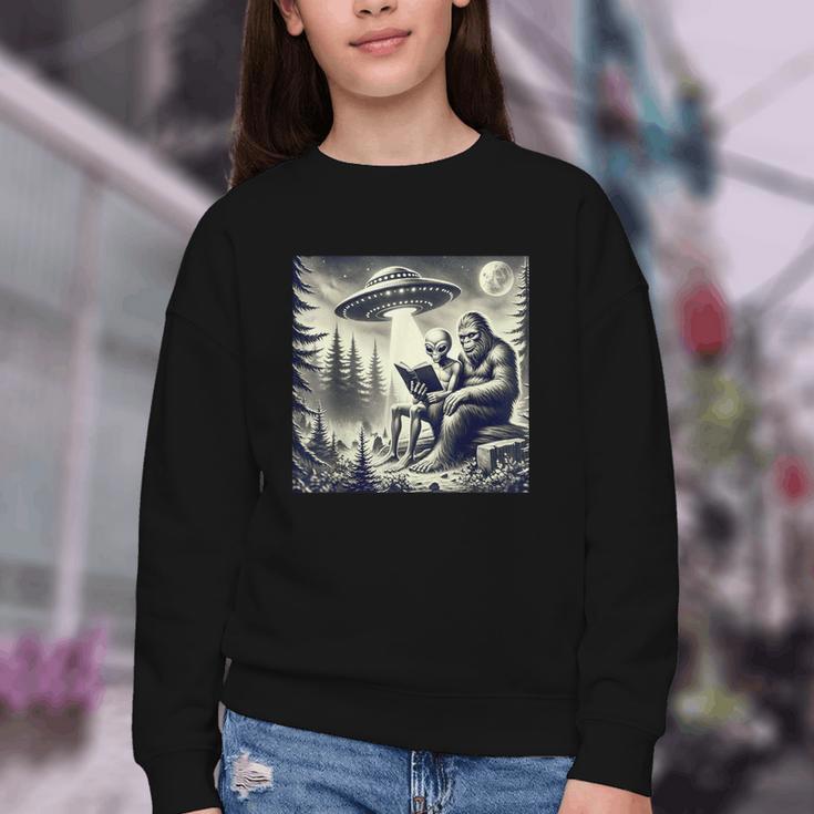 Bigfoot With Alien Reading A Book Bigfoot And UFO Youth Crewneck Sweatshirt