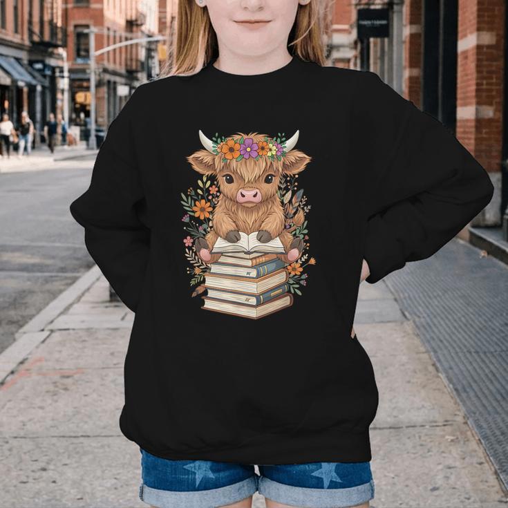 Cute Baby Highland Cow Reading Book Librarian Bookworm Youth Crewneck Sweatshirt