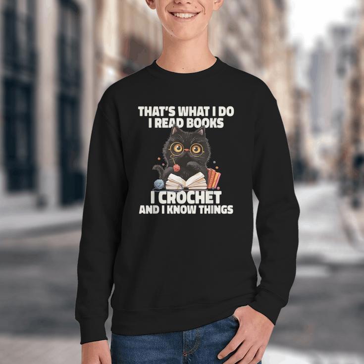 Das Ist Es Was Ich Tue Ich Lese Books Crochet And Youth Crewneck Sweatshirt