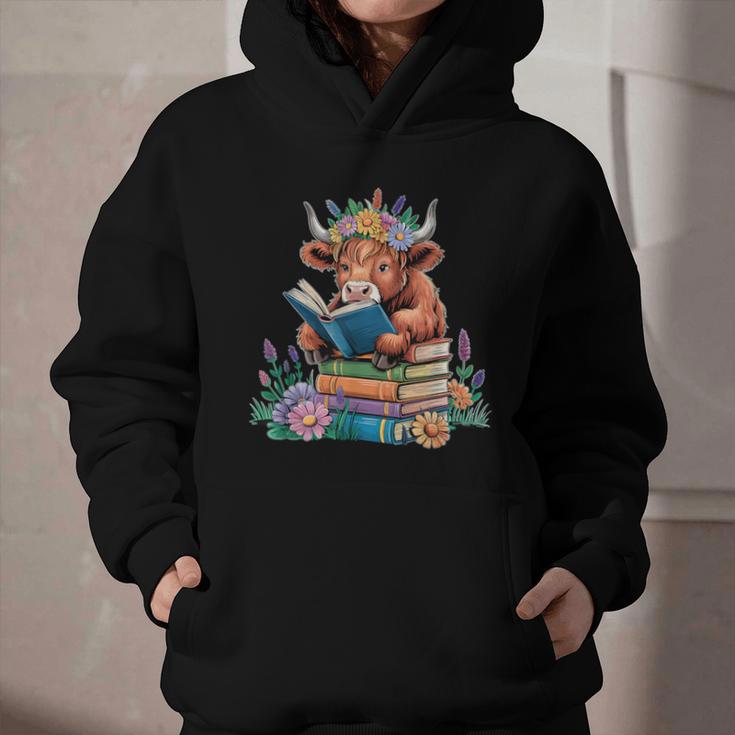 Cute Highland Cow Reading Book Baby Cow Bookworm Graphic Youth Hoodie