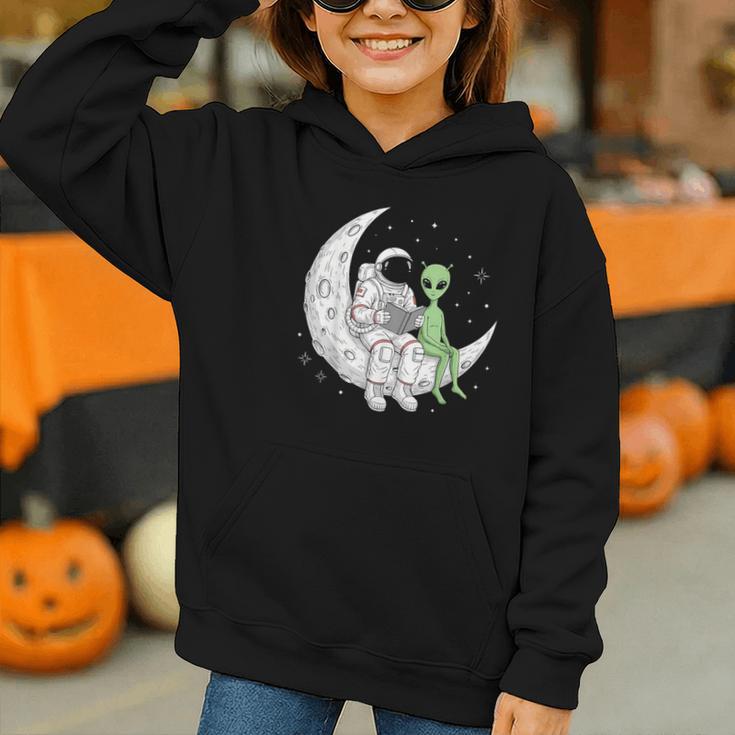 Astronaut Reading Book To Alien Moon Space Book Lover Men Graphic Youth Hoodie