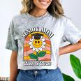 Senior Mom Class Of 2026 Daisy Flower Retro Graduation Comfort Color Blast T-Shirt Smoke