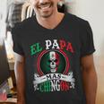 El Papa Mas Chingon Mexican Dad Husband Regalo Flag Men's V-Neck T-Shirt