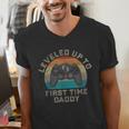 I Leveled Up To First Time Daddy Soon To Be Dad Men's V-Neck T-Shirt