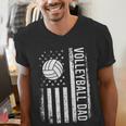 Vintage Volleyball Dad USA Flag Retro Fathers Day Daddy Papa Men's V-Neck T-Shirt