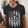 Wrestling Dad US Flag Fathers Day Wrestling Fans Men's V-Neck T-Shirt
