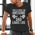 This Is What An Awesome Dad Looks Like Shirt Men Fathers Day Men's V-Neck T-Shirt