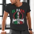 El Papa Mas Chingon Mexican Dad Husband Regalo Flag Men's V-Neck T-Shirt