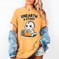Unearth a Story Cute Dinosaur Summer Reading 2026 Dino Book Women's Comfort Colors T-Shirt Mustard