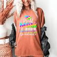 Proud Mom Of Kindergarten Graduate 2025 Graduation Mom Women's Comfort Colors T-Shirt Yam