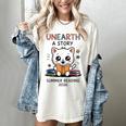 Unearth a Story Cute Kitten Summer Reading 2026 Cat Book Women's Comfort Colors T-Shirt Ivory