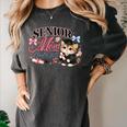 Senior Mom Class Of 2027 Cute Cat Graduation Pink Bows Girls Women's Comfort Colors T-Shirt Pepper