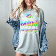 Proud Mom Of Kindergarten Graduate 2025 Graduation Mom Women's Comfort Colors T-Shirt Bay