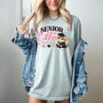 Senior Mom Class Of 2027 Cute Cat Graduation Pink Bows Girls Women's Comfort Colors T-Shirt Bay