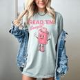 Read 'Em Western Cowgirl Retro Groovy Reading Books Women's Comfort Colors T-Shirt Denim