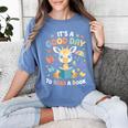 It's a Good Day To Read a Book Cute Giraffe Women's Comfort Colors T-Shirt Chalky Mint