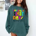 2025 Last Day Of School Autograph Kindergarten Graduation Comfort Colors Sweatshirt Blue Spruce