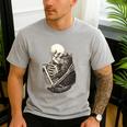 Skeleton Hugging Cat Halloween Cat Lover Cat Mom Dad Men's Casual T-Shirt Sport Grey