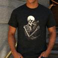 Skeleton Hugging Cat Halloween Cat Lover Cat Mom Dad Men's Casual T-Shirt Dark Grey