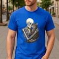 Skeleton Hugging Cat Halloween Cat Lover Cat Mom Dad Men's Casual T-Shirt Royal Blue