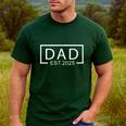 Dad Est2025 Expect Baby 2025 Father 2025 Logo New Dad 2025 Men's Casual T-Shirt Forest