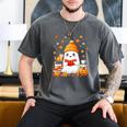 Cute Beanie Ghost Bookworm Cozy Book Reading Halloween Men's Comfort Colors T-Shirt Pepper