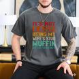 Retro Fathers Day Not Easy Being My Wifes Stud Muffin Dad Men's Comfort Colors T-Shirt Pepper