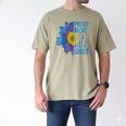 Proud Mom Of a 2022 Senior Shirt Graduation 2022 Women's Men's Comfort Colors T-Shirt Khaki